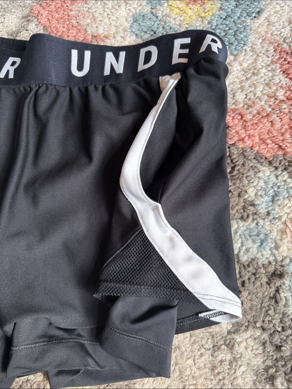 Under Armour Black Women’s Lg Athletic Shorts with White Trim and pockets - Picture 3 of 9
